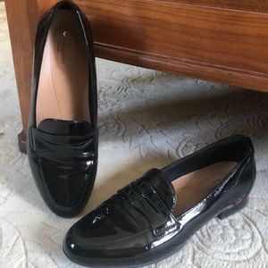 Clark’s Unstructured Black Patent leather loafer